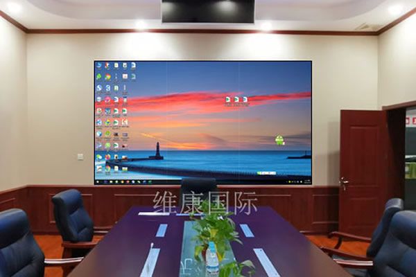 大型會議室使用無縫拼接屏好還是投影機好？
