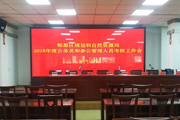 會議室使用拼接屏好還是小間距LED好？