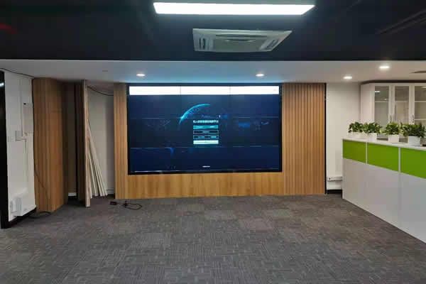 液晶拼接屏與OCB小間距LED顯示屏有什么區(qū)別？