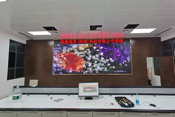 一套常見的室內LED顯示屏系統(tǒng)包括哪些設備？