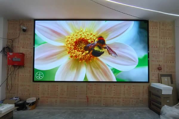 展廳使用投影機(jī)好還是LED顯示屏好，這兩種顯示大屏有什么區(qū)別