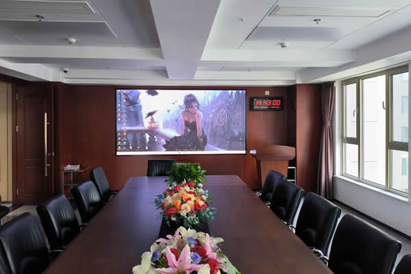 學(xué)校會議室大屏使用投影機好，還是LED顯示屏好？