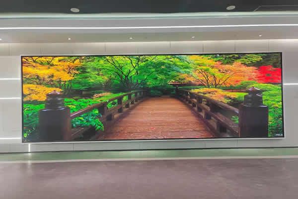 電視臺直播間的主播背景墻大屏是什么，用那種好？